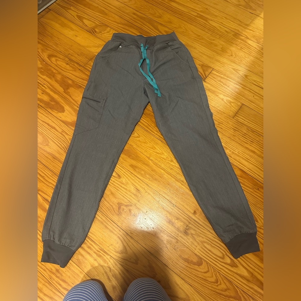 Figs Zamora high waisted scrubs XS gray